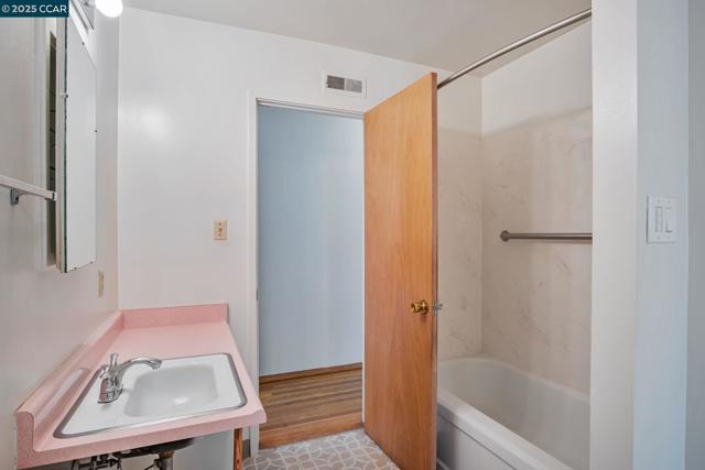 520 Celia St, Hayward CA: https://media.crmls.org/mediaz/25759a37-4a42-4204-ae5a-40dcbaaa12e9.jpg