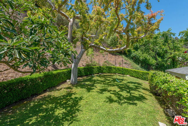 1109 Chantilly Road, Los Angeles CA: https://media.crmls.org/mediaz/257606ad-1e0b-485d-b962-9d269a210cc1.jpg