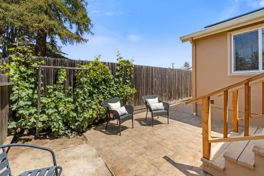 425 Alcalde Avenue, Monterey CA: https://media.crmls.org/mediaz/2576298a-53cb-4fd0-ad64-5810aced2462.jpg