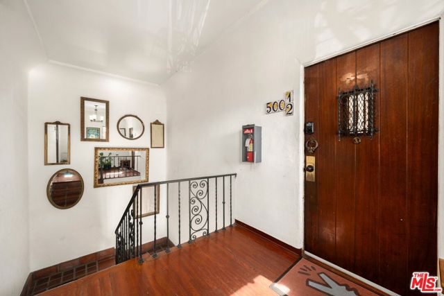 500 N Genesee Avenue, Los Angeles CA: https://media.crmls.org/mediaz/25767f13-ce17-430a-bad8-e944a031b978.jpg