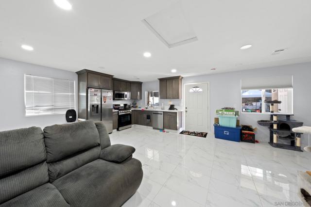 619 Dorothy St, El Cajon CA: https://media.crmls.org/mediaz/2577c28f-14d9-4c69-b37c-2a8da3c46e37.jpg