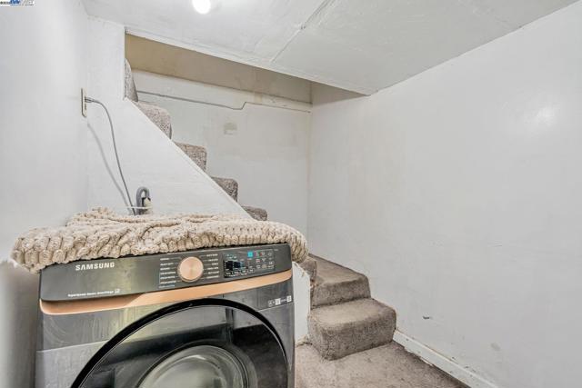 2530 Market St, Oakland CA: https://media.crmls.org/mediaz/25784a20-ac49-40e7-ac8d-15bcdbaaa13f.jpg