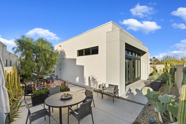 885 Fountain Drive, Palm Springs CA: https://media.crmls.org/mediaz/2578e952-34e7-42c6-aa77-f3245d250bad.jpg