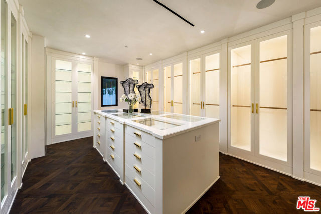 10697 Somma Way, Los Angeles CA: https://media.crmls.org/mediaz/2578ebc4-366f-4df7-90b7-835c59d36cb9.jpg