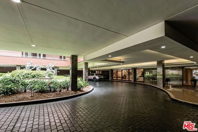 300 N Swall Drive, Beverly Hills CA: https://media.crmls.org/mediaz/25792103-4e62-4680-9d50-982d9d464da3.jpg