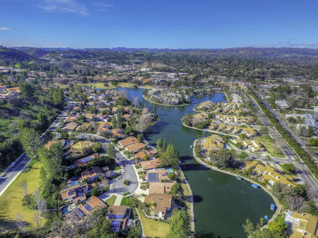 23150 Park Sorrento, Calabasas CA: https://media.crmls.org/mediaz/25798970-56fe-48af-838e-9d6cfc380e55.jpg