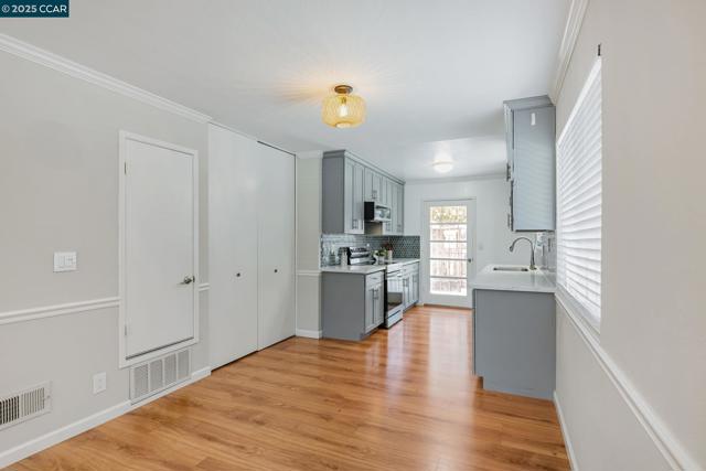 3797 Oxford Cmn, Fremont CA: https://media.crmls.org/mediaz/2579a3ee-6cca-4b9b-8c0d-1265547fb2bb.jpg