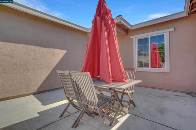 1030 Clear Lake Dr, Oakley CA: https://media.crmls.org/mediaz/2579f23d-304e-4ae5-8110-ad4028a5eac3.jpg