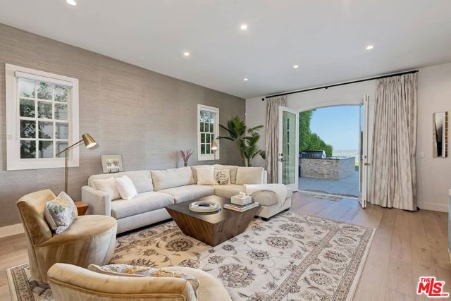 2322 Canyonback Road, Los Angeles CA: https://media.crmls.org/mediaz/257a033b-1099-4757-a0e3-fc3cfa23d7e1.jpg