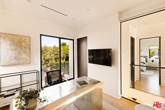 425 N Alfred Street, Los Angeles CA: https://media.crmls.org/mediaz/257b04df-dc3e-4a31-a40f-11863be7c379.jpg