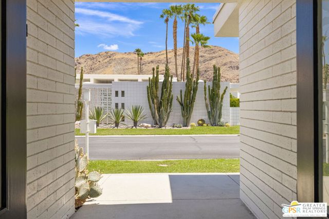 2723 S Kings Road, Palm Springs CA: https://media.crmls.org/mediaz/257baf70-d38c-4b62-85ba-f500d4fad483.jpg