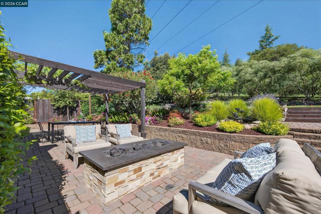 31 Ivy Dr, Orinda CA: https://media.crmls.org/mediaz/257bd1ee-2917-4be0-864f-dc8c6822250c.jpg