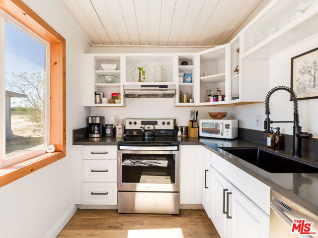 2724 Stonehill Avenue, Joshua Tree CA: https://media.crmls.org/mediaz/257be791-123f-449f-989c-dd8c58a66e3e.jpg