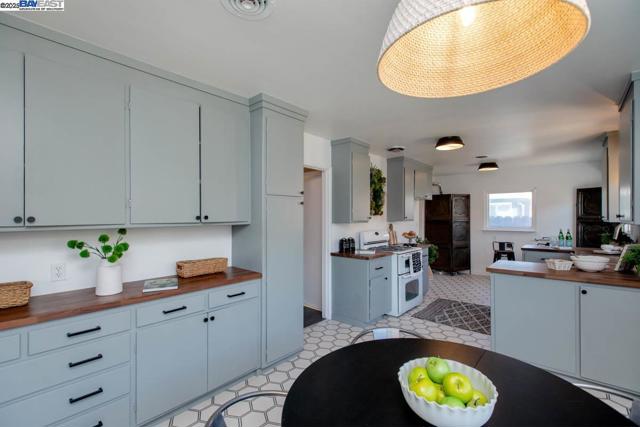 1366 Hansen Ave, Alameda CA: https://media.crmls.org/mediaz/257cb74e-d894-456f-ba04-cdd99e499df1.jpg