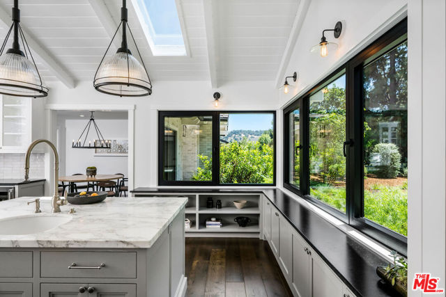 24884 Jim Bridger Road, Hidden Hills CA: https://media.crmls.org/mediaz/257d60b9-91f5-4aea-90f9-67a65b44fcad.jpg