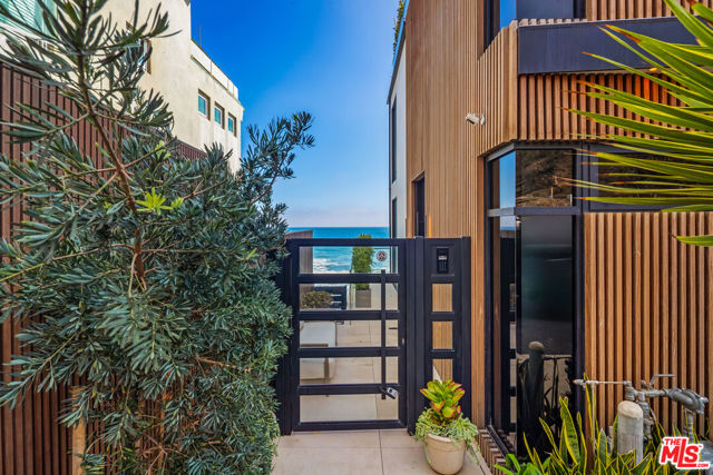 18954 Pacific Coast Highway, Malibu CA: https://media.crmls.org/mediaz/257d8d78-2451-47db-ade9-9245c53f2ad4.jpg
