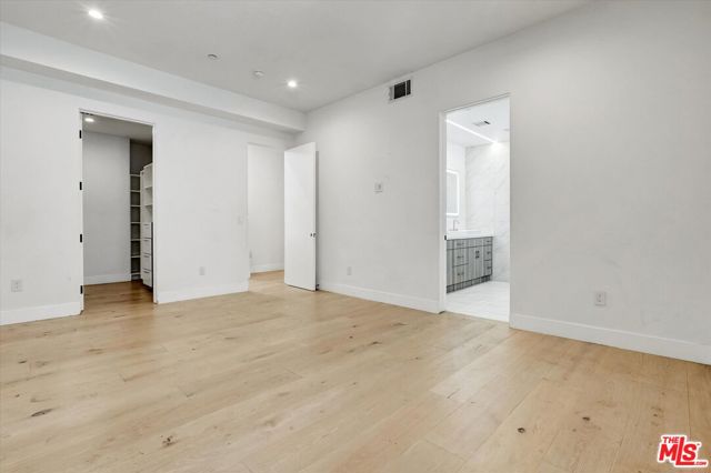 733 1/2 N Gramercy Place, Los Angeles CA: https://media.crmls.org/mediaz/257dc8d4-830c-4b5d-a286-0642ef8b1ac4.jpg