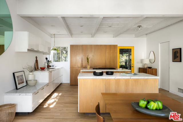 5911 Canyon Heights Lane, Los Angeles CA: https://media.crmls.org/mediaz/25801b83-e05d-4725-929b-f39cdfcbc29c.jpg