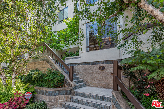 851 N Kings Road, West Hollywood CA: https://media.crmls.org/mediaz/2581e097-932b-4807-bb41-e1085b899f6a.jpg