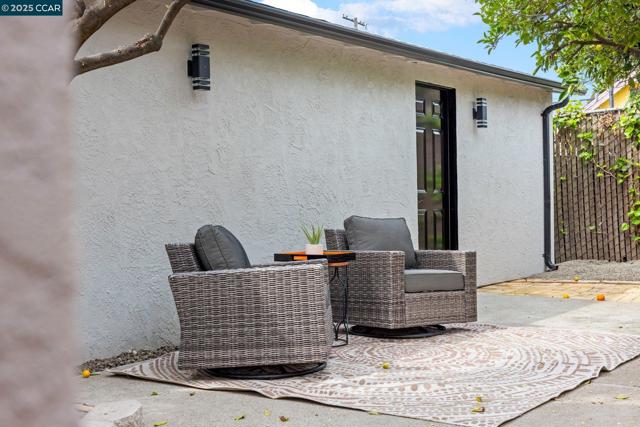 2133 39Th Ave, Oakland CA: https://media.crmls.org/mediaz/2581e3c6-8b59-4d66-a371-d1f622e81ffb.jpg