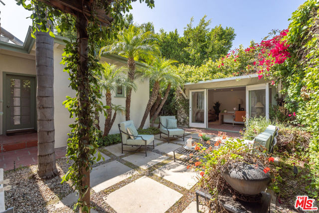 7361 Oakwood Avenue, Los Angeles CA: https://media.crmls.org/mediaz/2582247a-0eed-4b55-98bf-4cacdc688092.jpg