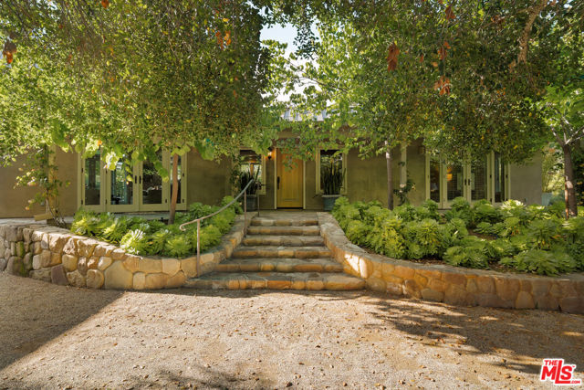 813 Country Club Drive photo 4