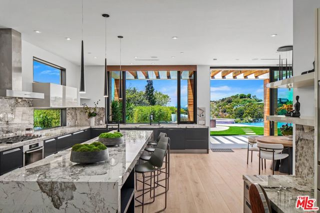 455 Castle Place, Beverly Hills CA: https://media.crmls.org/mediaz/2582b25b-7c39-4bed-b232-2f00736741f8.jpg