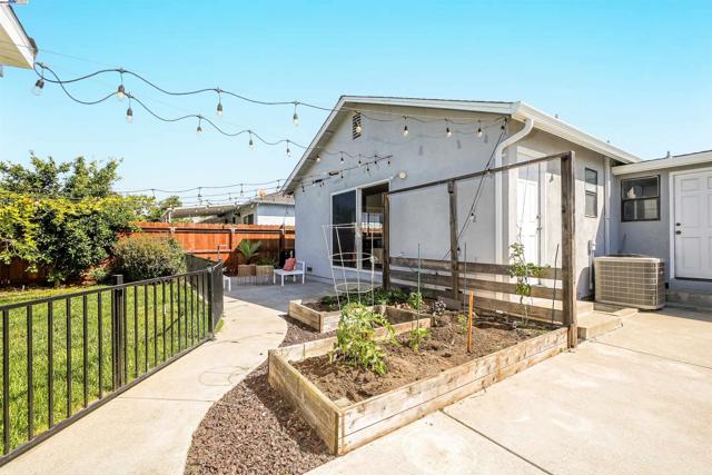 17303 Via Andeta, San Lorenzo CA: https://media.crmls.org/mediaz/2582cd14-04c4-484a-8729-bd8b67fcf957.jpg