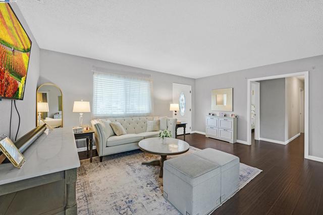7845 Ironwood Dr, Dublin CA: https://media.crmls.org/mediaz/258336dd-de8c-4f5a-8293-5476bddd089c.jpg