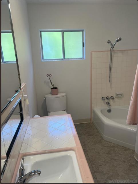 3958 Kenwood Dr, Spring Valley CA: https://media.crmls.org/mediaz/2583f6ee-138f-4290-ad04-f9c5670cee38.jpg