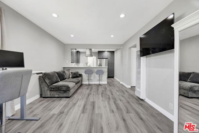 201 E 91st Street, Los Angeles CA: https://media.crmls.org/mediaz/258636e1-53e7-459f-aa51-6220dc3f5d1a.jpg