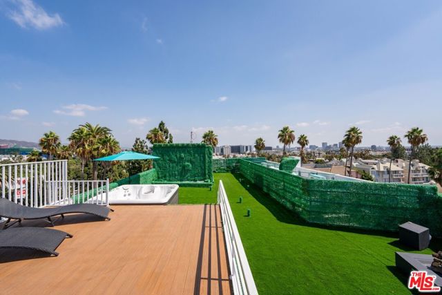 137 N Doheny Drive, West Hollywood CA: https://media.crmls.org/mediaz/25876fc8-a663-44f9-bf58-c6b447c8b4a2.jpg