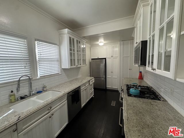144 S Spalding Drive, Beverly Hills CA: https://media.crmls.org/mediaz/2588e420-f0b9-4af3-9060-df710a04353e.jpg