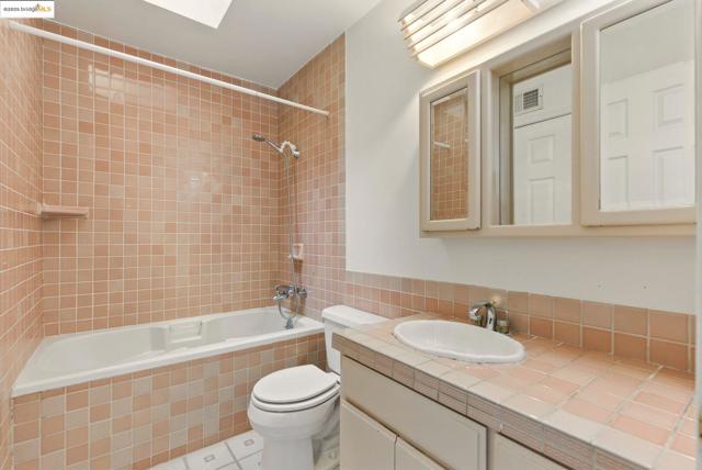 6223 Valroy Dr, San Jose CA: https://media.crmls.org/mediaz/2589a823-9188-48ca-aee8-7c773ef1be69.jpg