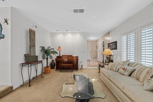 576 Emerald St, Livermore CA: https://media.crmls.org/mediaz/2589eaeb-d152-4f42-bb93-4b4082a21d94.jpg