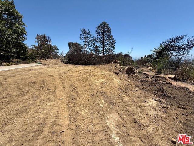 20540 Pinnacle Way, Malibu CA: https://media.crmls.org/mediaz/258a1164-c975-4cd7-8ad2-9138aaad8439.jpg