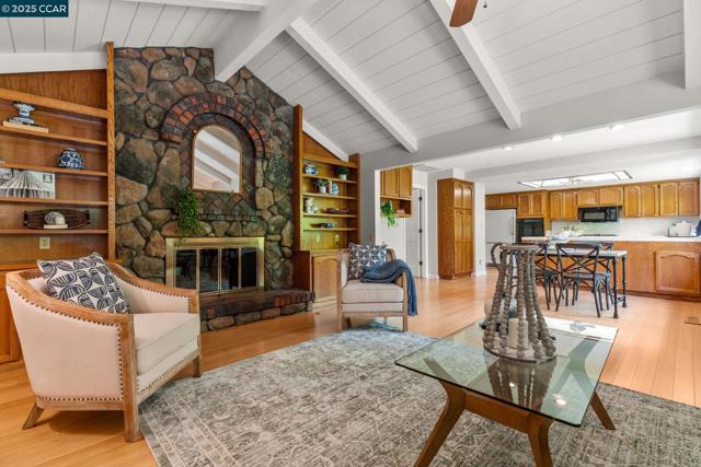 109 Bria Ct, Walnut Creek CA: https://media.crmls.org/mediaz/258a5352-886a-4bf3-a9a3-bb6b9f17801f.jpg