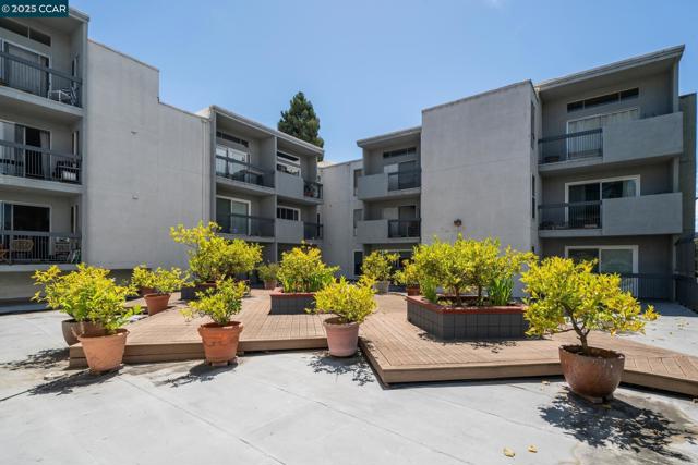 150 Pearl St, Oakland CA: https://media.crmls.org/mediaz/258c6263-0d32-4062-9a69-ccdb9ee1a57b.jpg