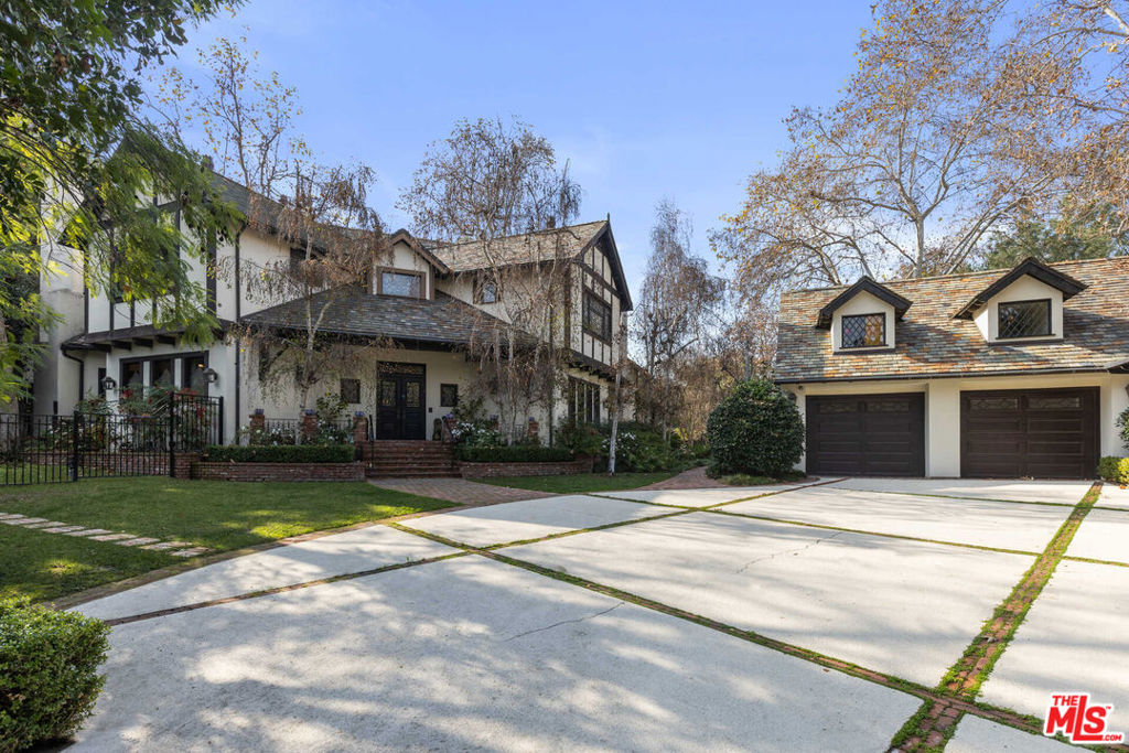 11247 BRIARCLIFF Lane