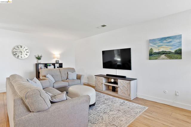 4855 Edgewood Ct, Oakley CA: https://media.crmls.org/mediaz/258dffbf-c7d5-4477-89bc-3342273976da.jpg