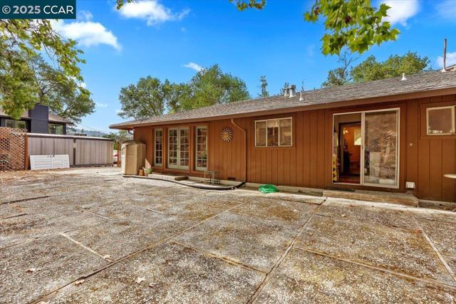 19 Via Floreado, Orinda CA: https://media.crmls.org/mediaz/258ec473-b081-400b-a513-816d3cad3e34.jpg