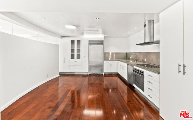 535 OCEAN Avenue, Santa Monica CA: https://media.crmls.org/mediaz/258f2099-1b11-47e2-bf6d-598d5373111e.jpg