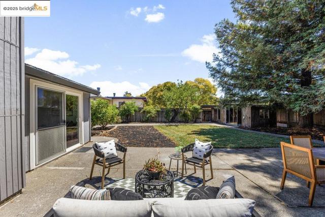 615 Manuel Dr, Novato CA: https://media.crmls.org/mediaz/258f8ffd-a3c1-41c6-9cd6-bc037407cfe5.jpg