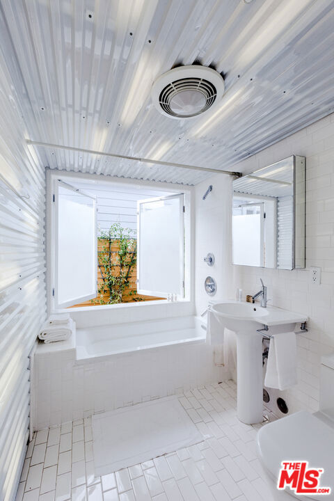 745 Navy Street, Santa Monica CA: https://media.crmls.org/mediaz/258fdf62-db8c-4121-b669-07a7b0961ae1.jpg