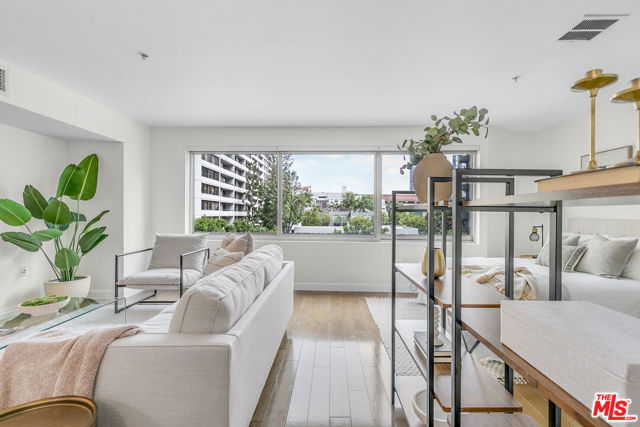 901 S Flower Street, Los Angeles CA: https://media.crmls.org/mediaz/258ff7da-0c7c-42f4-a073-fb19814ad0dd.jpg