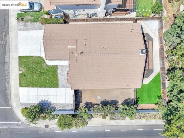 738 Valley Green Dr, Brentwood CA: https://media.crmls.org/mediaz/25900292-3118-40b0-b7ac-b3bc795ad548.jpg