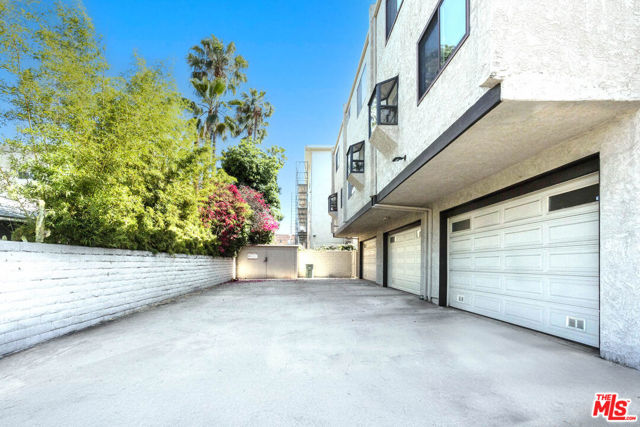 5920 Chula Vista Way, Los Angeles CA: https://media.crmls.org/mediaz/25900aa8-dd85-4b5c-a156-a9941599018a.jpg
