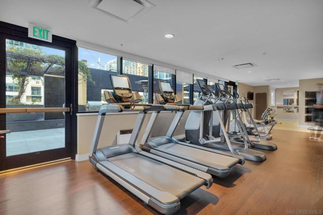 1325 Pacific Hwy, San Diego CA: https://media.crmls.org/mediaz/25908040-471f-4494-8475-b0df0ad389c8.jpg