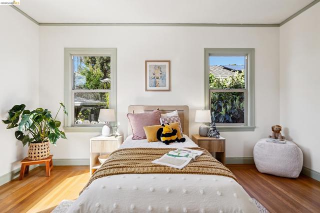 1136 Marin Ave, Albany CA: https://media.crmls.org/mediaz/2590dfef-e2ae-4648-88f3-4526aeec8dfa.jpg