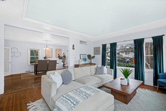 3908 Archmont Pl, Oakland CA: https://media.crmls.org/mediaz/25921e10-8db4-49b2-b5d6-b647048c1fb1.jpg